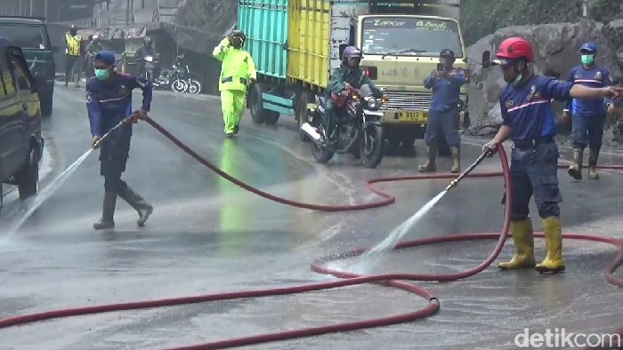 Damkar bersihkan abu tebal erupsi Gunung Semeru di Lumajang