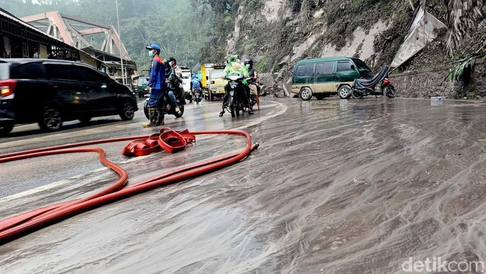 Damkar Bersihkan Abu Tebal Semeru di Jalan Raya Lumajang-Malang
