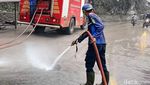 Petugas Damkar Bersihkan Material Vulkanik Semeru di Jalur Lumajang-Malang