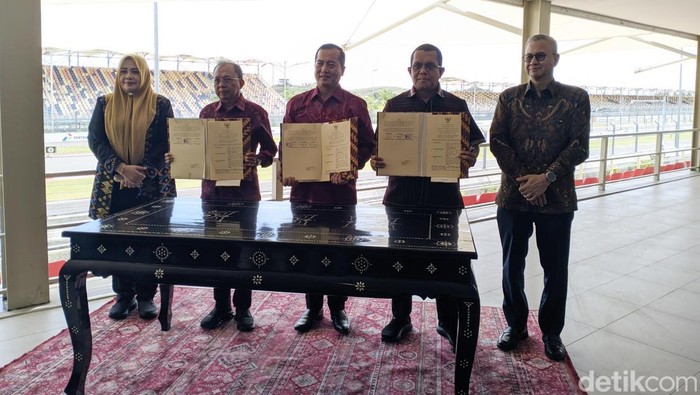 Pemimpin daerah Bali, NTB, dan NTT bersama Managing Director Danantara Rohan Hafas saat menandatangani kerja sama tiga daerah di Sirkuit Mandalika, Selasa (25/11/2025).