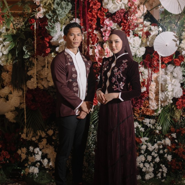 8 Foto Selebgram Dara Arafah Dilamar Pengusaha Muda, Serasi Berbusana Maroon