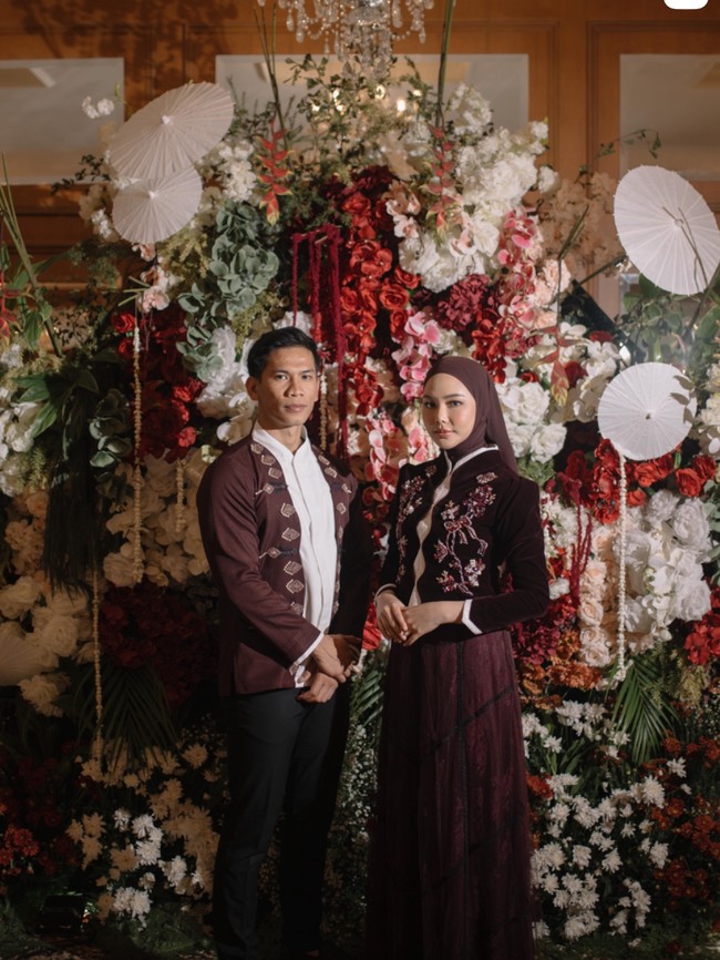 8 Foto Selebgram Dara Arafah Dilamar Pengusaha Muda, Serasi Berbusana Maroon