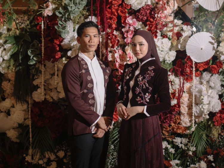 8 Foto Selebgram Dara Arafah Dilamar Pengusaha Muda, Serasi Berbusana Maroon