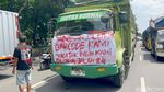 Demo Truk ODOL di Surabaya Hambat Jalan Frontage Ahmad Yani