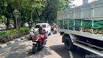 Demo Truk ODOL di Surabaya Hambat Jalan Frontage Ahmad Yani
