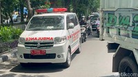 Bahkan, terlihat ada sebuah ambulans yang lajunya sempat tersendat akibat aksi itu.