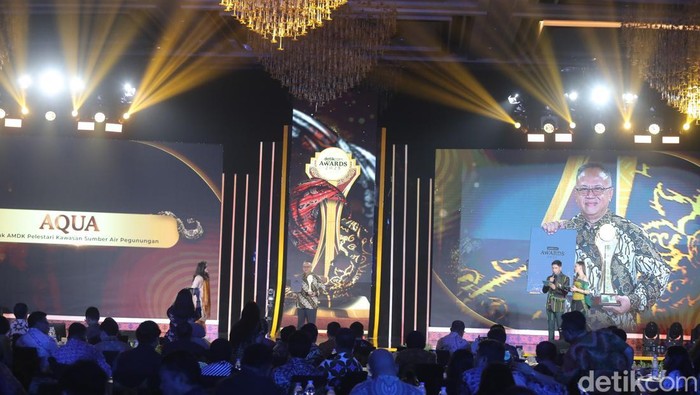 AQUA Raih Penghargaan Produk AMDK Pelestari Kawasan Sumber Air Pegunungan