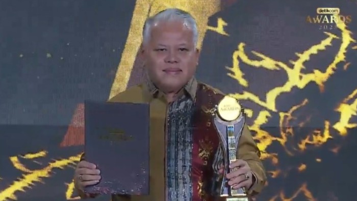 Kajati Sumut Harli Siregar menerima detikcom awards
