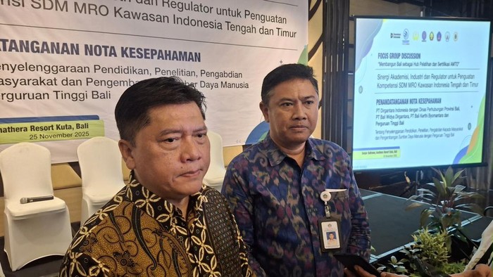 Direktur Utama PTDI Gita Amperiawan dan Kabid Pelayaran Dinas Perhubungan Provinsi Bali I Gede Nyoman Ari. (Foto: Fabiola Dianira/detikBali)