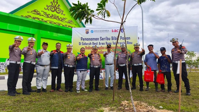 Ditlantas Polda Riau melakukan penanaman pohon di rest area dalam mendukung Green Policing.