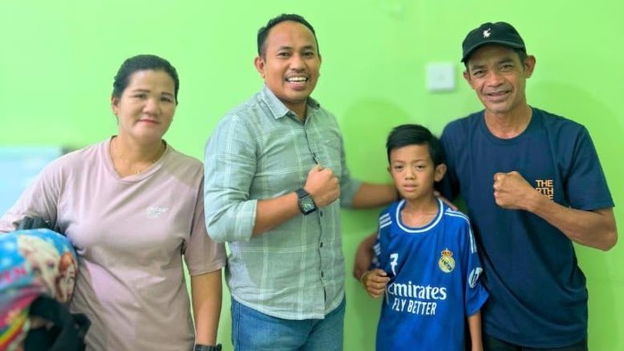 Dokter Spesialis Bedah dr Ihya, SpB FICS AIFO-K bersama Pasien dan keluarga. (Istimewa)