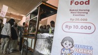 Festival ini tak hanya menjadi ruang promosi produk UMKM, tetapi juga sarana edukasi literasi dan inklusi asuransi yang kian dibutuhkan pelaku usaha di tengah ketidakpastian ekonomi. ANTARA FOTO/Hafidz Mubarak A