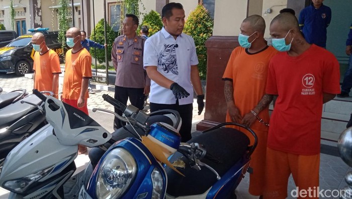 Dua tersangka maling motor saat dihadirkan di Polres Klaten, Selasa(25/11/2025).