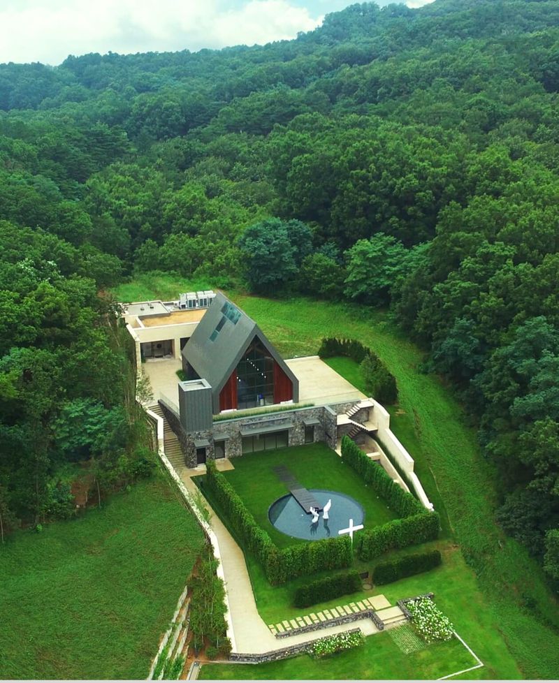 Eden Paradise Memorial Eden Paradise Memorial, kompleks pemakaman di Icheon, Gyeonggi, Korea Selatan, yang terdiri dari lahan perkuburan, hotel, restoran, cafe, hingga kebun.