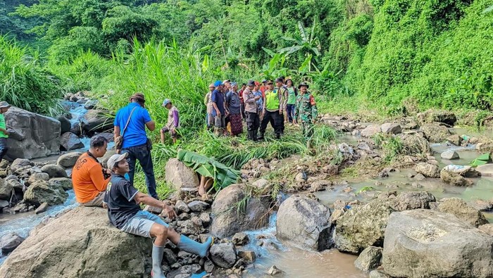 Evakuasi mayat wanita tersangkut di batu sungai Boyo  Jurang, Patean, Kendal, Selasa (25/11/2025) pagi.