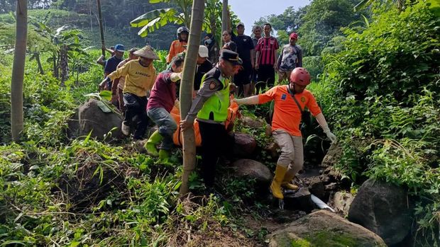 Evakuasi mayat wanita tersangkut di batu sungai Boyo Jurang, Patean, Kendal, Selasa (25/11/2025) pagi. Evakuasi mayat wanita tersangkut di batu sungai Boyo Jurang, Patean, Kendal, Selasa (25/11/2025) pagi.