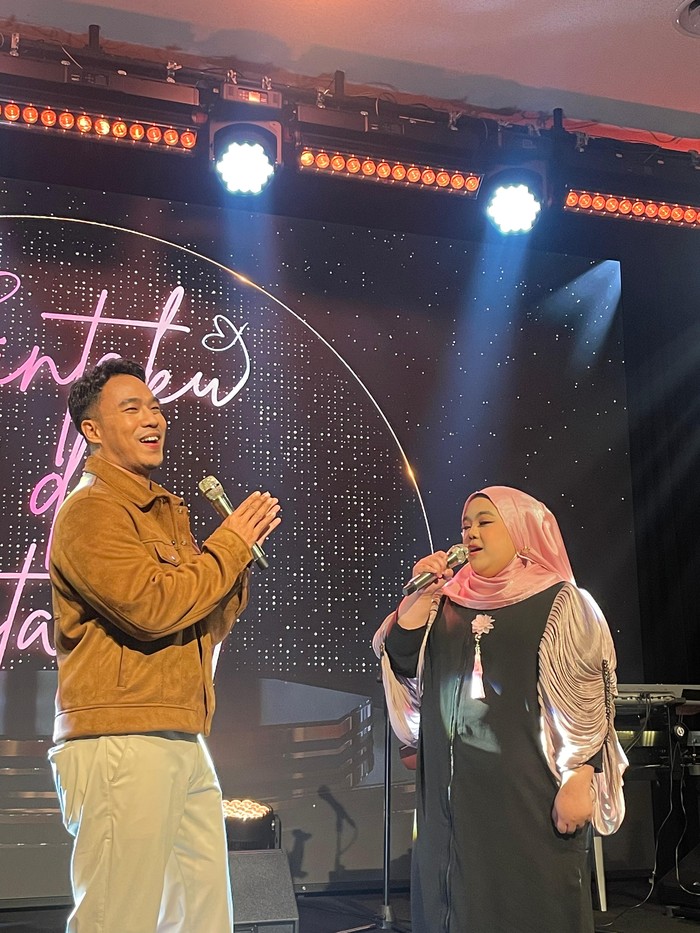 Fakhira Adhyaksa, penyanyi baru, merilis lagu pertamanya Cintaku di Istanbul. Lagu ini menggambarkan kesetiaan dengan nuansa romantis Istanbul.