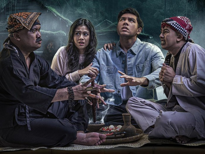 Film Dukun Magang menggabungkan horor dan komedi, mengikuti Raka yang magang pada dukun legendaris. Cerita menyoroti benturan tradisi dan modernitas.