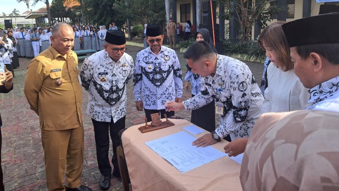 Gubernur Banten Andra Soni menyaksikan MoU SMK dengan perusahaan penempatan PMI (Arief/detikcom)