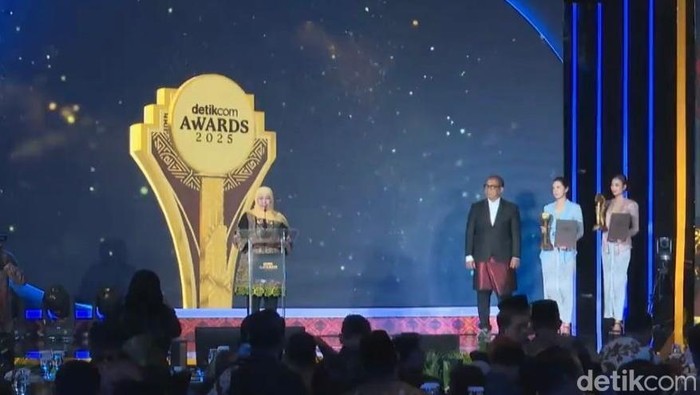 Gubernur Jatim Khofifah Indar Parawansa saat menyampaikan sambutan di detikcom Awards 2025.