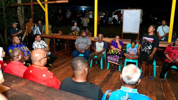 Gubernur Papua Matius D Fakhiri saat menemui keluarga Irene, ibu hamil yang meninggal karena lambat mendapat penanganan medis.