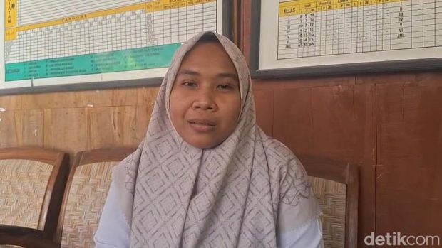 Guru honorer Alvian Saraswita saat ditemui di SD N 1 Pripih, Kokap, Kulon Progo, Selasa (25/11/2025)