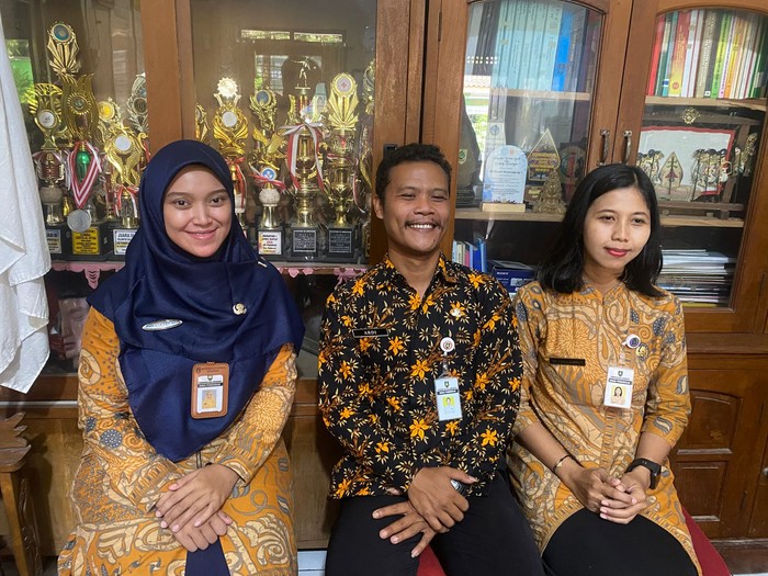 Guru-guru dari SDN Banyuagung 1 dan 2, Kota Surakarta, (dari kiri) Angga Natalia, Ardi Pratama, dan Amalia Rizki