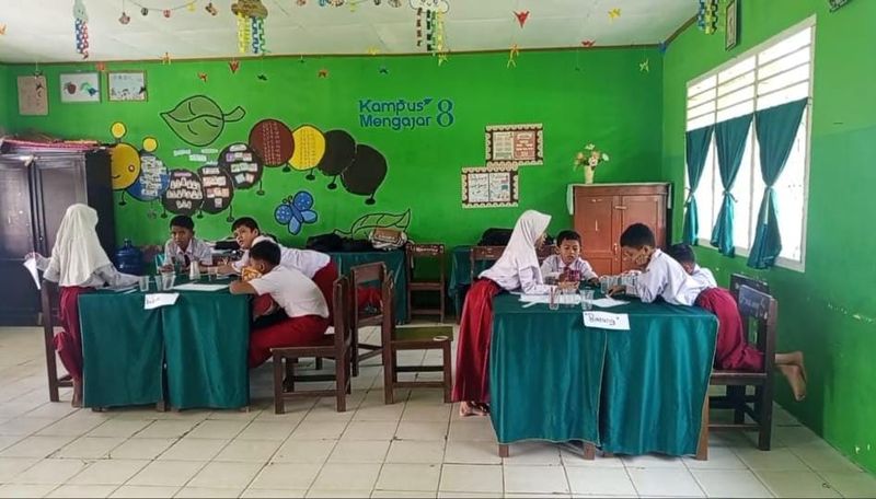Guru inspiratif mengajarkan matematika.