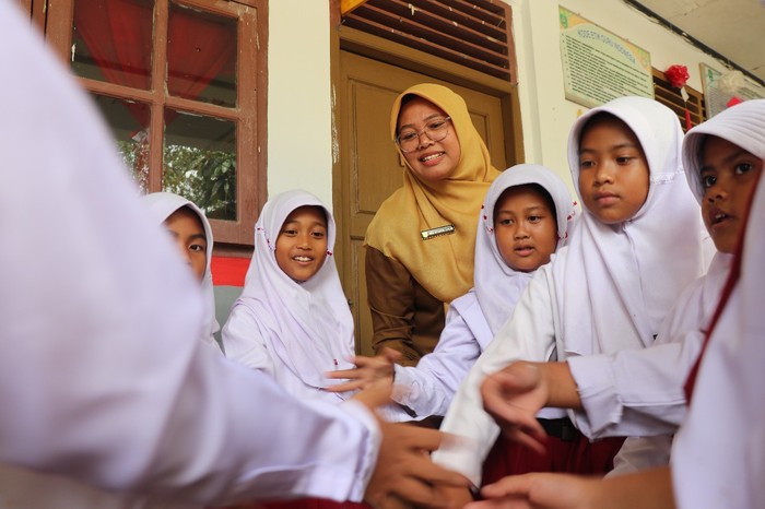 Guru inspiratif mengajarkan matematika.