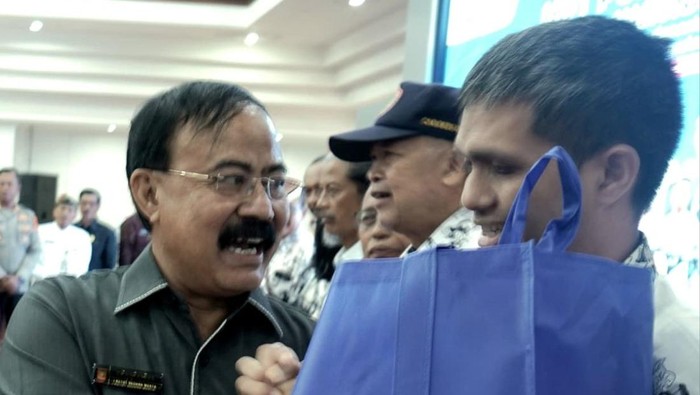 I Ketut Wija saat menerima apresiasi dari PGRI Karangasem dalam perayaan hari guru tahun 2025 di Mall Pelayanan Publik, Selasa (25/11/2025) (dok. Prokopim Karangasem)