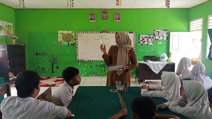 Guru Munawaroh saat Mengajar Matematika