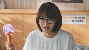 Gaya Sooyoung sebagai fangirl lengkap dengan lightstick-nya. I DOL I akan tayang di ENA mulai 22 Desember 2025. (Foto: dok. ENA)