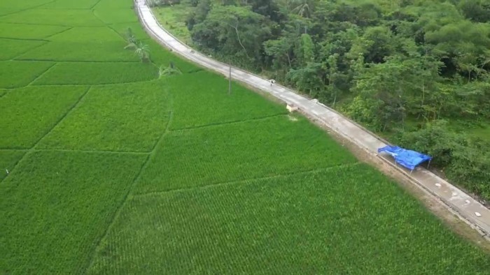 Jalan di Pandeglang sempat bikin guru terjatuh sudah diperbaiki.
