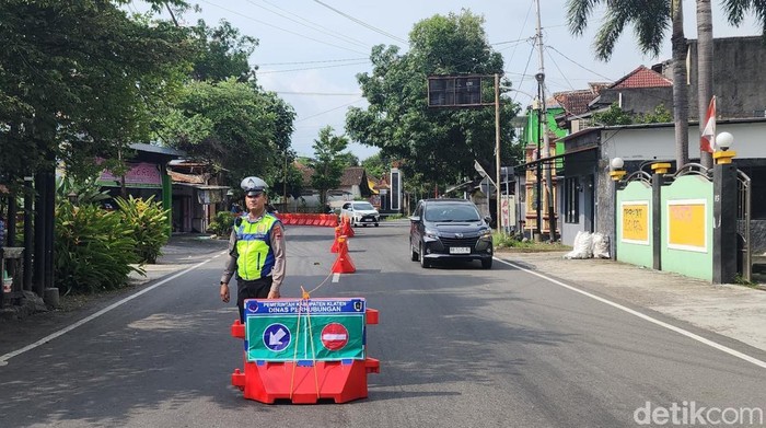 Jalan Mayor Sunaryo Jonggrangan, Klaten Utara diberi water barrier.
