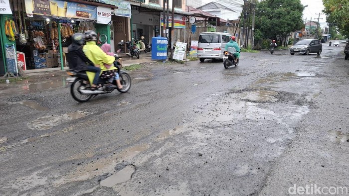 Jalan Sidorukun, Kelurahan Pulo Brayan Darat II, Kecamatan Medan Timur, Kota Medan tampak dipenuhi lubang. (Rechtin Hani Ritonga/detikSumut)