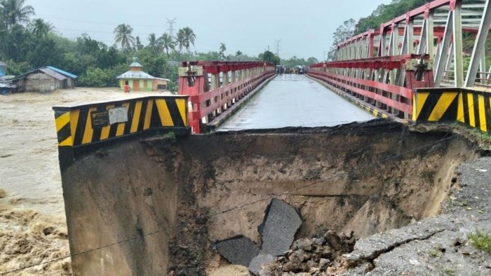 Jembatan penghubung jalan nasional di Kecamatan Simangumban, Kabupaten Taput, putus. (Dok. BPBD Sumut)