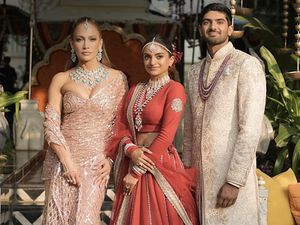 Most Pop: J.Lo Tampil Seksi di Pernikahan Crazy Rich India, Dibayar Rp 33 M