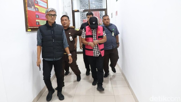 Kadishub Kota Medan Erwin Saleh mengenakan rompi pink saat hendak dibawa ke Rutan Tanjung Gusta Medan.
(JuitaSinuhaji/detikSumut)