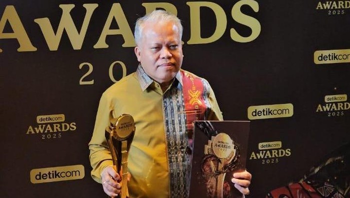 Kajati Sumut Harli Siregar menerima detikcom awards. (Foto: Dok Pribadi)