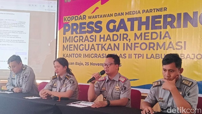Kepala Kantor Imigrasi Kelas Il TPl Labuan Bajo, Charles Christian Mathaus (ke-3 dari kiri) dalam kegiatan Press Gathering di Labuan Bajo, Selasa (25/11/2025) sore.