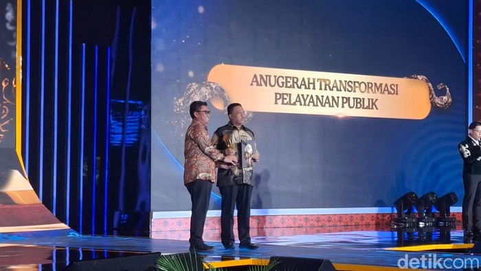 Kakorlantas Polri Irjen Agus Suryonugroho meraih penghargaan detikcom Awards 2025. (Belia/detikcom).