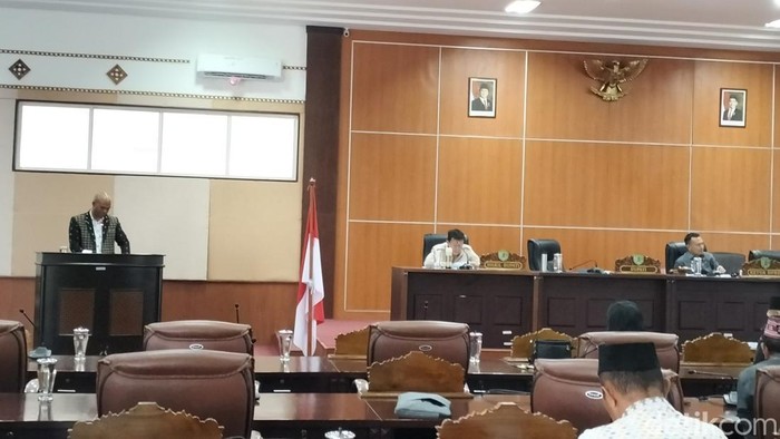 Kanisius Jehabut membacakan pendapat akhir Fraksi Gerindra terhadap Nota Pengantar RAPBD 2026 pada Rapat Paripurna DPRD Manggarai Barat, Senin (24/11/2025).