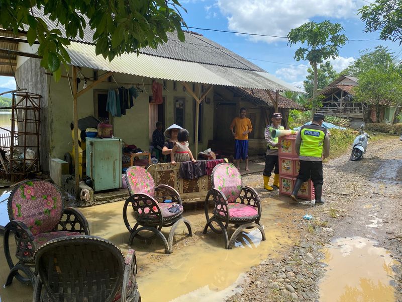 Kapolresta Cilacap Kombes Pol Budi Adhy Buono bergerak ke lokasi untuk memastikan penanganan dan kondisi warga terdampak. Kapolresta Cilacap Kombes Pol Budi Adhy Buono bergerak ke lokasi untuk memastikan penanganan dan kondisi warga terdampak.