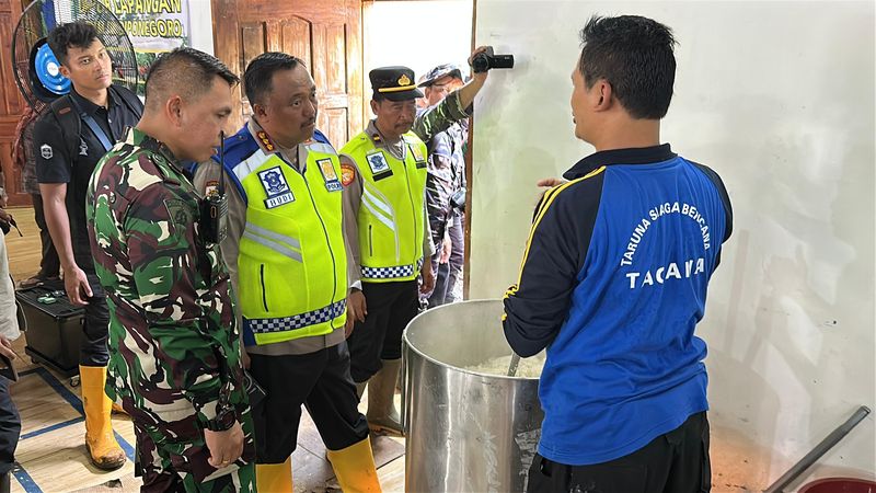 Kapolresta Cilacap Kombes Pol Budi Adhy Buono bergerak ke lokasi untuk memastikan penanganan dan kondisi warga terdampak. Kapolresta Cilacap Kombes Pol Budi Adhy Buono bergerak ke lokasi untuk memastikan penanganan dan kondisi warga terdampak.