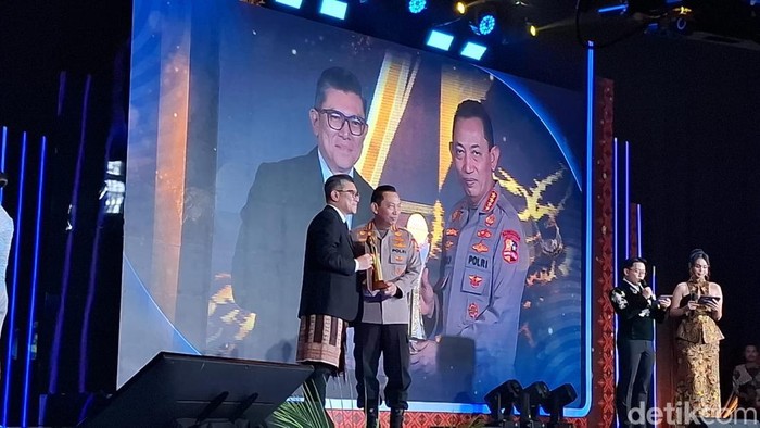 Kapolri Jenderal Listyo Sigit Prabowo meraih penghargaan detikcom Awards 2025. (Belia/detikcom).