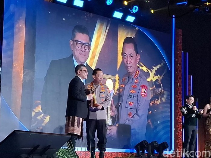 Kapolri Jenderal Listyo Sigit Prabowo meraih penghargaan detikcom Awards 2025. (Belia/detikcom).
