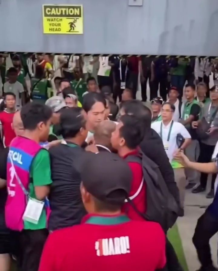 Kapten PSMS Medan Kim Jeung-Ho di momen kericuhan usai laga melawan Sumsel United (Tangkapan layar media sosial)
