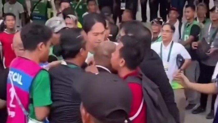 Kapten PSMS Medan Kim Jeung-Ho di momen kericuhan usai laga melawan Sumsel United (Tangkapan layar media sosial)