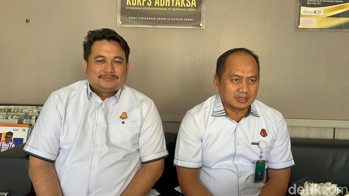 Kapuspenkum Kejagung Anang Supriyatna (kanan)