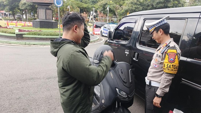 Kasat Lantas Polres Batu AKP Kevin Ibrahim memberikan teguran kepada salah satu pengebdara motor